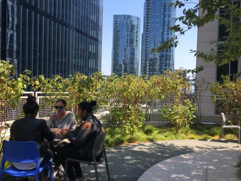 Amis discutant dans un parc de San Francisco