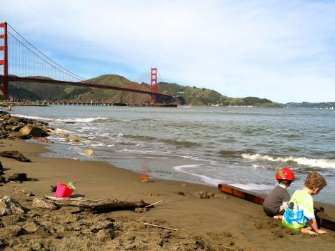 Photo : Enfants sur la plage avec vue sur le Golden Gate Bridge